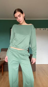 Σέτ λευκής loungewear σε μέντα πράσινο χρώμα, με μπλούζα μακρυμάνικη ελαφρώς εκτός ώμου και παντελόνι φαρδιάς γραμμής με εμπρόσθιες ραφές και ελαστική μέση.