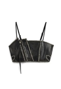 Czarny crop top-bustier wykonany z teksturowanego materiału z geometrycznymi panelami, detalem zamka i cienkimi ramiączkami z kontrastowym białym przeszyciem.