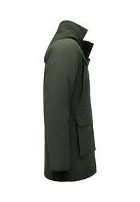 Donkergroene lange jas met hoge kraag en grote voorkantzak, gezien van de zijkant tegen een witte achtergrond.