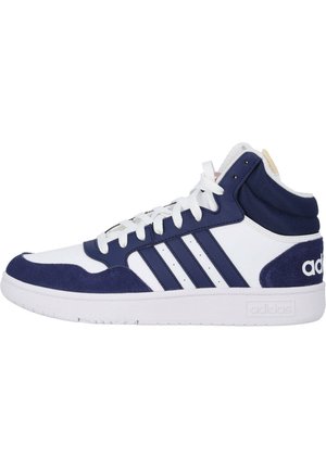 Hochschnitt-Sneaker aus weißem Leder mit marineblauen Wildlederakzenten, drei weißen Streifen und einer strukturierten, weißen Gummisohle. Mit Schnürdesign und gepolstertem Kragen.