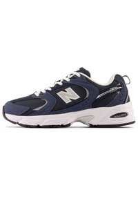 Scarpa sportiva blu navy realizzata in materiale mesh e sintetico, con design a lacci, dettagli bianchi e suola imbottita con marchio "ABZORB".