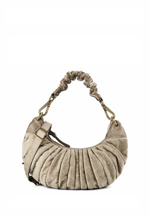 Weiche beige halbmondförmige Handtasche mit gerafftem Stoffdesign, gerafftem oberem Griff, verstellbarem Riemen und goldfarbenen Verschlüssen und Schnalle.
