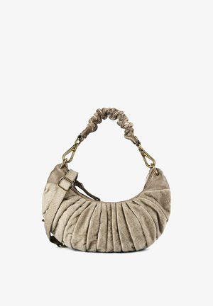 Zachte beige handtas in halve maanvorm met een geplooid stofontwerp, gerimpelde bovenhandgreep, verstelbare riem en goudkleurige klemmen en gesp.