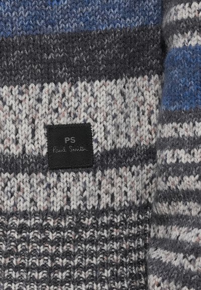 Πλεκτό πουλόβερ με οριζόντιες ρίγες σε μπλε, γκρι και λευκό. Περιλαμβάνει μαύρη ετικέτα με το έμβλημα "PS Paul Smith". Υφή υφάσματος.