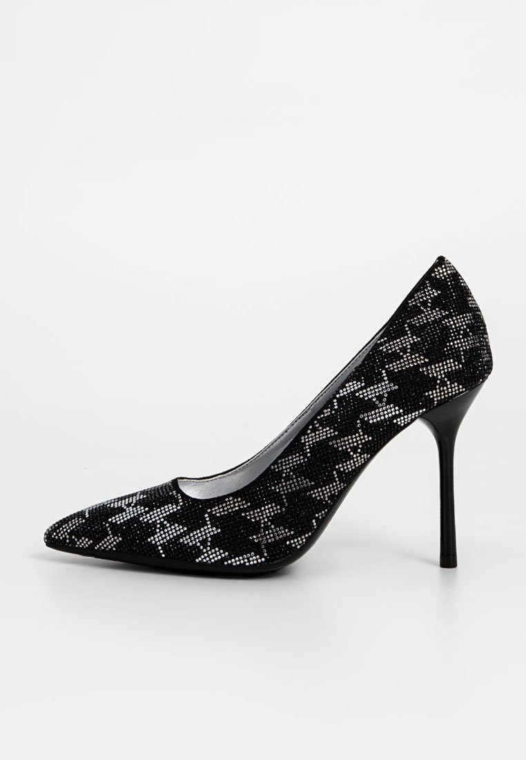 Escarpin noir à talon haut avec un bout pointu et une surface texturée présentant un motif pied-de-poule aux accents argentés et noirs.