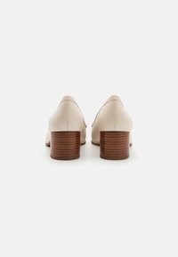 MICHAEL Michael Kors FRANCES - Klassikalised kontsakingad - light cream