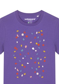 Lila Baumwoll-T-Shirt mit einem konföttiartigen Muster aus roten, gelben, blauen und pinken Formen, die über die Vorderseite verteilt sind. Rundhalsausschnitt.