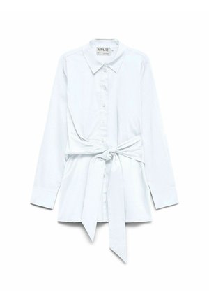 Chemise blanche à manches longues avec col, boutonnée à l'avant, et ceinture en tissu attachée nouée en nœud papillon à la taille.