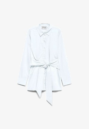 Hvid langærmet skjorte med knapper, krave og fastgjort stofbælte bundet i en sløjfe ved taljen.