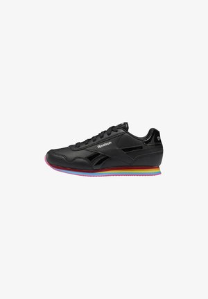 Zapatilla negra de Reebok con suela a rayas multicolor y cordones negros, vista lateral y logo de Reebok en el lateral y el talón.