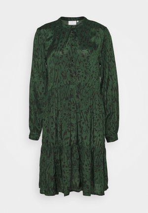 Robe longue à manches longues vert foncé avec imprimé abstrait noir, col rond, patte de boutonnage à l'avant, taille froncée et ourlet de jupe à volants.