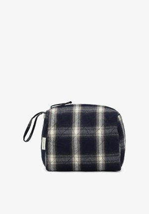 Petit pochon rectangulaire en tissu avec motif à carreaux noir, blanc et gris et une anse latérale pour le porter ou le suspendre.