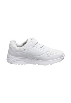 Zapatilla deportiva blanca con una superficie suave, detalles de malla, parte delantera con cordones y una correa de gancho y bucle. Presenta una suela de goma texturizada.