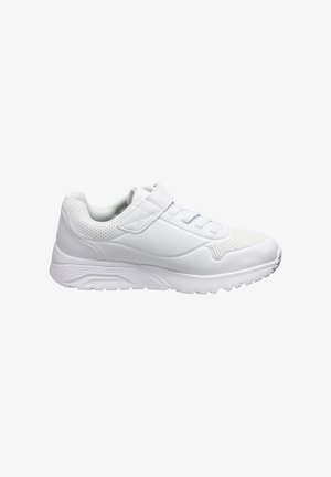 Zapatilla deportiva blanca con una superficie suave, detalles de malla, parte delantera con cordones y una correa de gancho y bucle. Presenta una suela de goma texturizada.