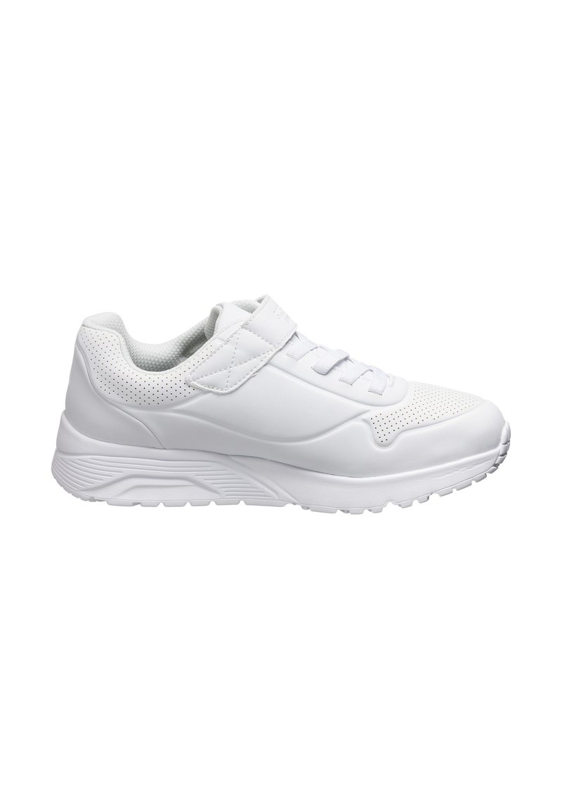 Scarpa atletica bianca con superficie liscia, dettagli in rete, chiusura con lacci e una cinturino con chiusura a velcro. Presenta una suola in gomma testurizzata.