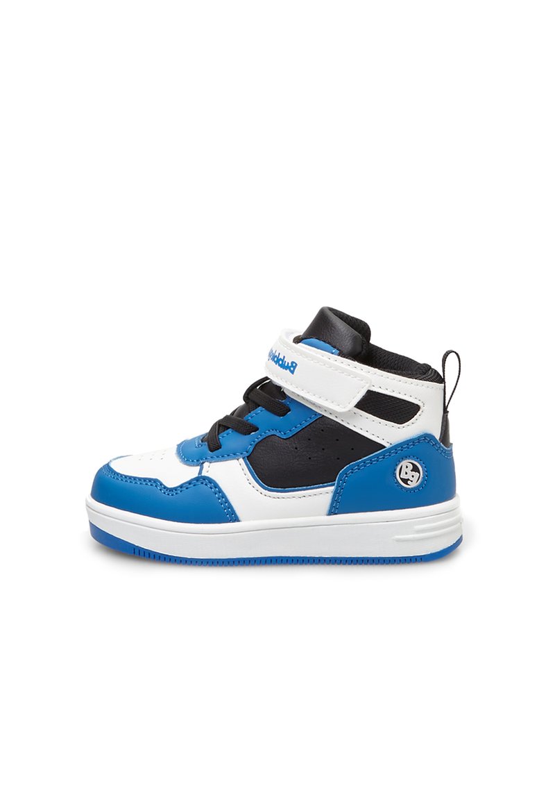 Vysoké sneakers v modré, bílé a černé syntetické kůži. Rysy zahrnují polstrovaný límec, šněrování vpředu a suchý zip. Silná bílá podrážka.
