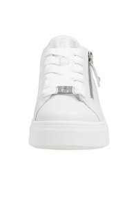Baskets blanches avec une tige en cuir lisse, un laçage à l'avant et une fermeture éclair sur le côté. Elles présentent une semelle texturée et un petit accent en métal.
