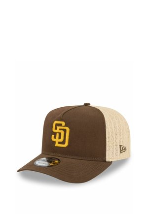Cappellino da baseball marrone e beige con logo giallo "SD" sul davanti e pannelli posteriori beige in rete, mostrato su sfondo bianco.
