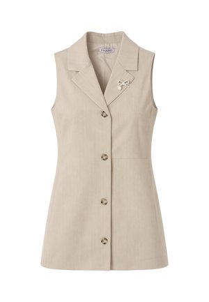Abito blazer beige senza maniche con colletto a rever, quattro bottoni sul davanti e spilla decorativa con fiocco di perle sul petto sinistro.