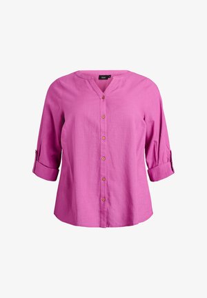 Chemise rose à boutons avec un col en V, manches retroussées aux trois quarts et boutons en bois. Tissu doux avec une finition texturée.