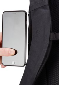 Czarna torba na telefon z tkaniny, wbudowana w plecak, pomieszczająca smartfona, z teksturowanymi akcentami i regulowanymi paskami.