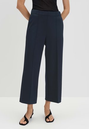 Marineblaue weit geschnittene Hose aus einem glatten Stoff, mit hoher Taille und Frontfalten für zusätzliche Struktur und Detail.