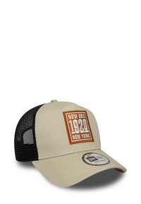 Beige Baseballcap mit schwarzem Mesh-Rücken, ausgestattet mit einem orangefarbenen gestickten Patch, auf dem "New Era 1920 New York" steht. Verstellbarer Riemen enthalten.