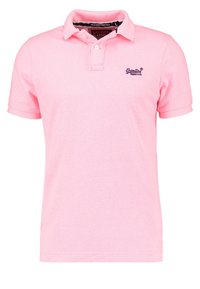 Koszulka polo w jasnoróżowym kolorze, wykonana z fakturowanej bawełny. Posiada klasyczny kołnierzyk, zapięcie na trzy guziki oraz wyhaftowane logo w ciemnoniebieskim kolorze.