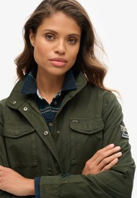 Superdry & Co TROPEZ oliwkowy