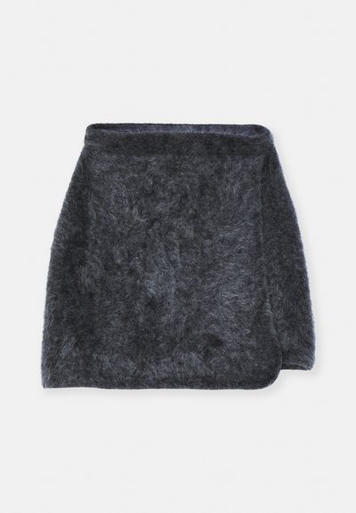 Fustă pufoasă de culoare gri închis, cu o textură moale, design ușor evazat și tiv curbat. Materialul pare cald și confortabil.