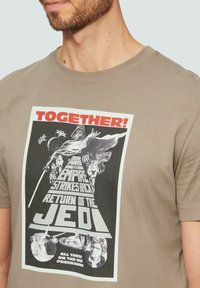 s.Oliver STARWARS®  beżowy