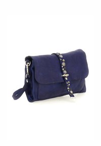 Borsa a tracolla in pelle blu navy con chiusura a pattina, hardware silver e borchie decorative lungo la tracolla. Texture morbida con ampio interno.