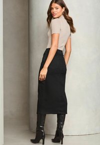 Lipsy BUTTON FLY DETAIL MIDI  - Pieštukinis sijonas - black