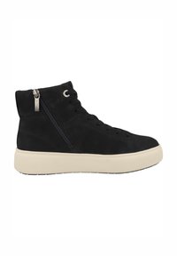 Sneaker alto in suede nero con suola in gomma bianca, caratterizzato da una cerniera laterale, chiusura con lacci e superficie testurizzata.