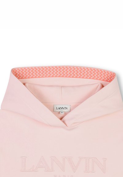 Sweat à capuche en coton rose doux, avec un logo brodé et un motif en zigzag texturé à l'intérieur de la capuche.