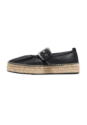 Čierne kožené espadrilky s prackou, s textúrovanou tkanou podrážkou a skladaným dizajnom na vrchu. Ploché prevedenie a minimalistický štýl.
