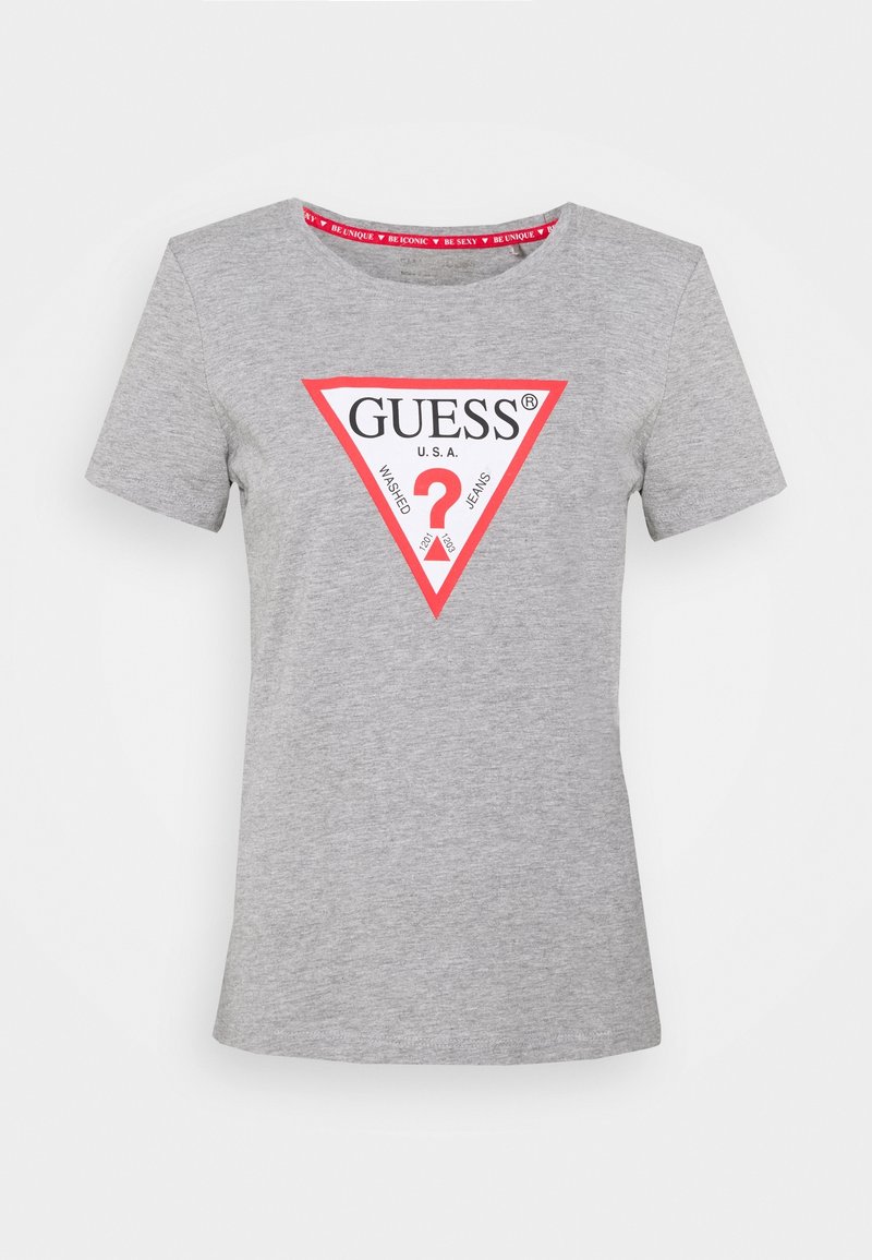 T-shirt gris clair à manches courtes avec un logo triangulaire blanc bordé de rouge portant la mention "GUESS U.S.A." et un grand point d'interrogation rouge à l'intérieur.