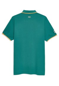 Polo tričko v teal bavlne s úzkym strihom. Má klasický golier, žlté akcenty na rukávoch a malú značkovú nálepku na zadnej strane.