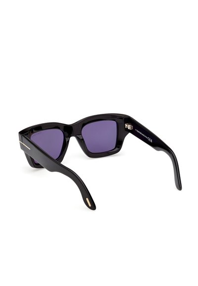 Ochelari de soare negri cu rame unghiulare, lentile violet închise și accente aurii pe tempă. Textură netedă și design modern.