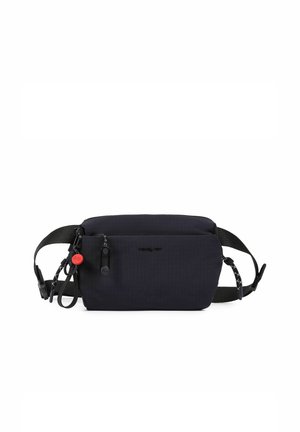 Kompakte schwarze Bauchtasche mit verstellbarem Riemen, vorderer Reißverschlusstasche und rotem, rundem Reißverschlussanhänger vor weißem Hintergrund.