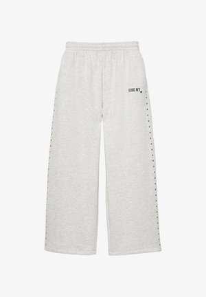 PULL&BEAR, WIDE-LEG WITH GRAPHIC AND STUDS - JOGGER TROUSERS - Pantalon de survêtement - light grey