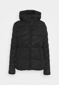 Sort pufferjakke med hætte, med horisontalt syede paneler, to frontlommer og subtilt logo trykt over stoffet.