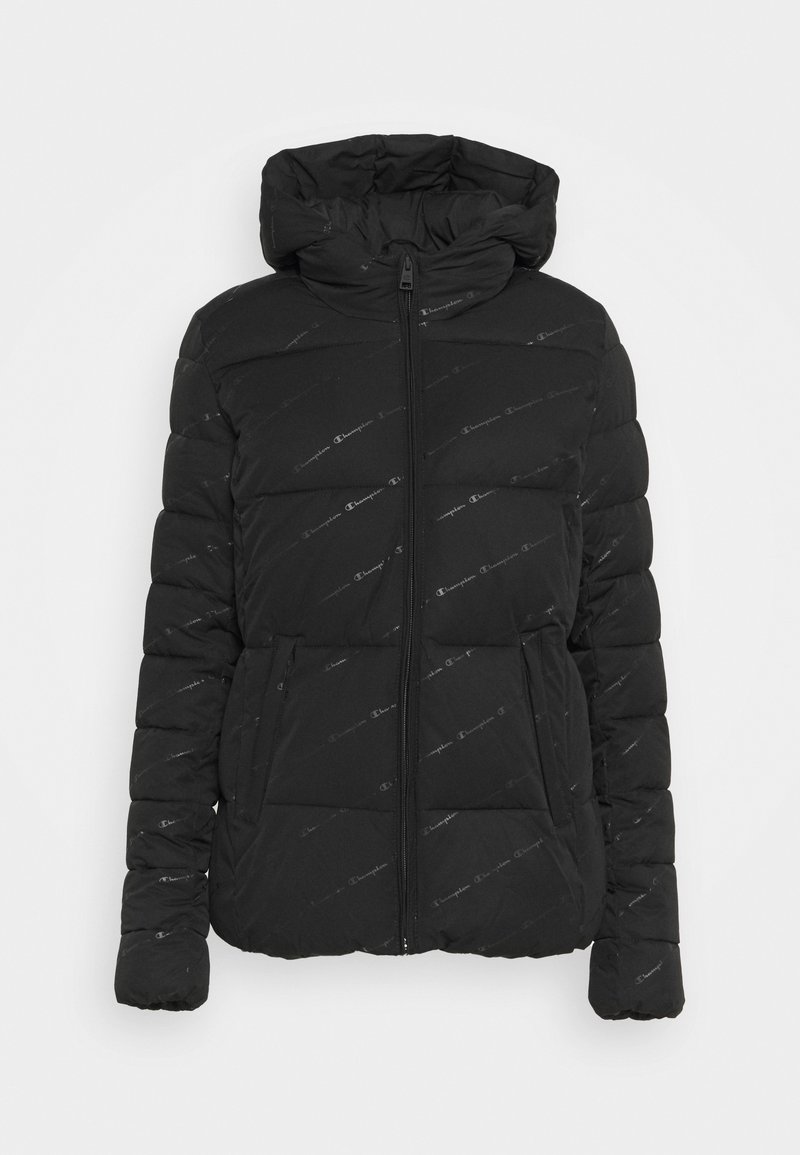 Sort pufferjakke med hætte, med horisontalt syede paneler, to frontlommer og subtilt logo trykt over stoffet.