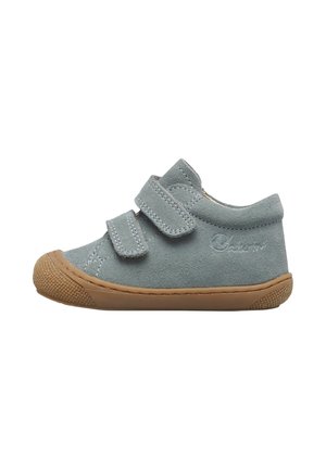 Hellblauer Wildleder-Kleinkindschuh mit zwei verstellbaren Klettverschlüssen und brauner Gummisohle mit strukturierter Spitze und Ferse.