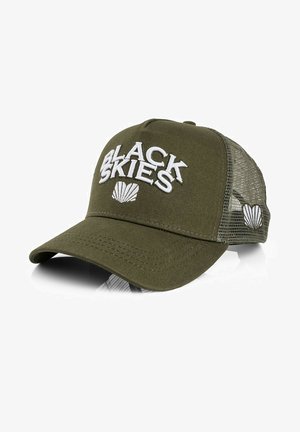 Olíva zöld trucker sapka hálós hátsó résszel, fehér hímzett "Fekete Ég" szöveggel és kagyló grafikákkal az elején és az oldalán.