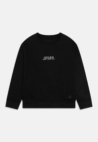 Sudadera negra de cuello redondo hecha de tela suave, con el logo blanco "ATELIER" en el pecho y una etiqueta en el lado inferior izquierdo.