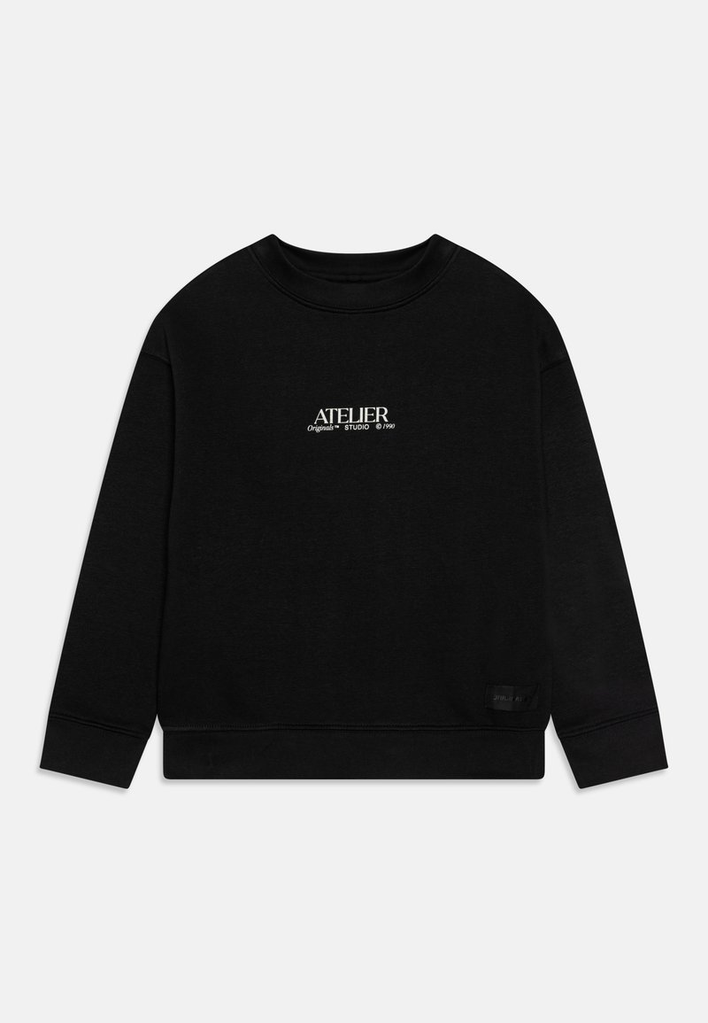 Sudadera negra de cuello redondo hecha de tela suave, con el logo blanco "ATELIER" en el pecho y una etiqueta en el lado inferior izquierdo.