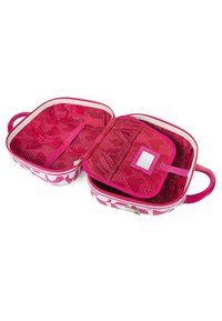 Bolsa de cosméticos rosa con un exterior rígido, que cuenta con un bolsillo interior con cremallera y cintas elásticas. El interior tiene un forro de tela con estampado.