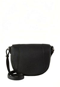 Schwarze, strukturierte Leder-Umhängetasche mit gebogener Klappe und verstellbarem Riemen. Minimalistisches Design ohne sichtbare Hardware oder Akzente.