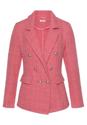 Kaksirivinen vaaleanpunainen tweed-bleiseri hopeisilla nappeilla, lakitakki-kaulus, pitkät hihat ja läppätaskut vyötäröllä.